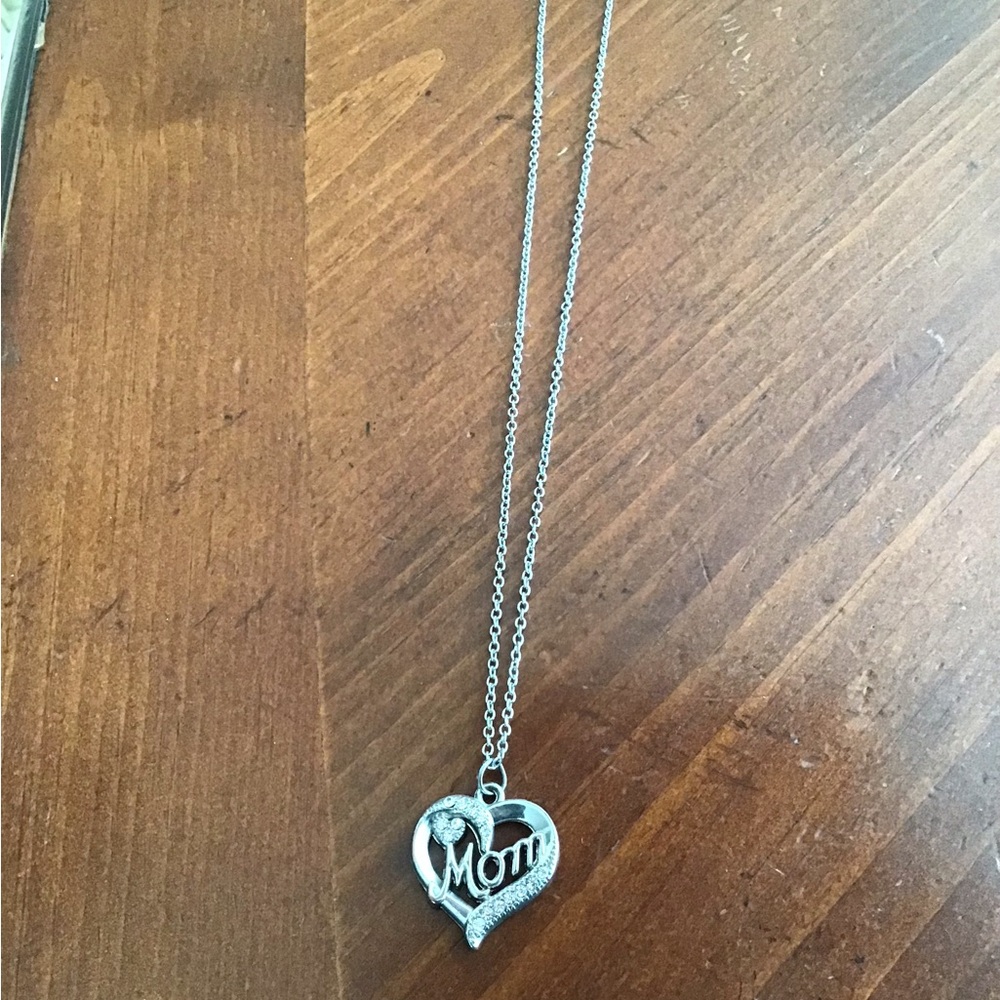 Chic Silver Heart 'Mom' Necklace